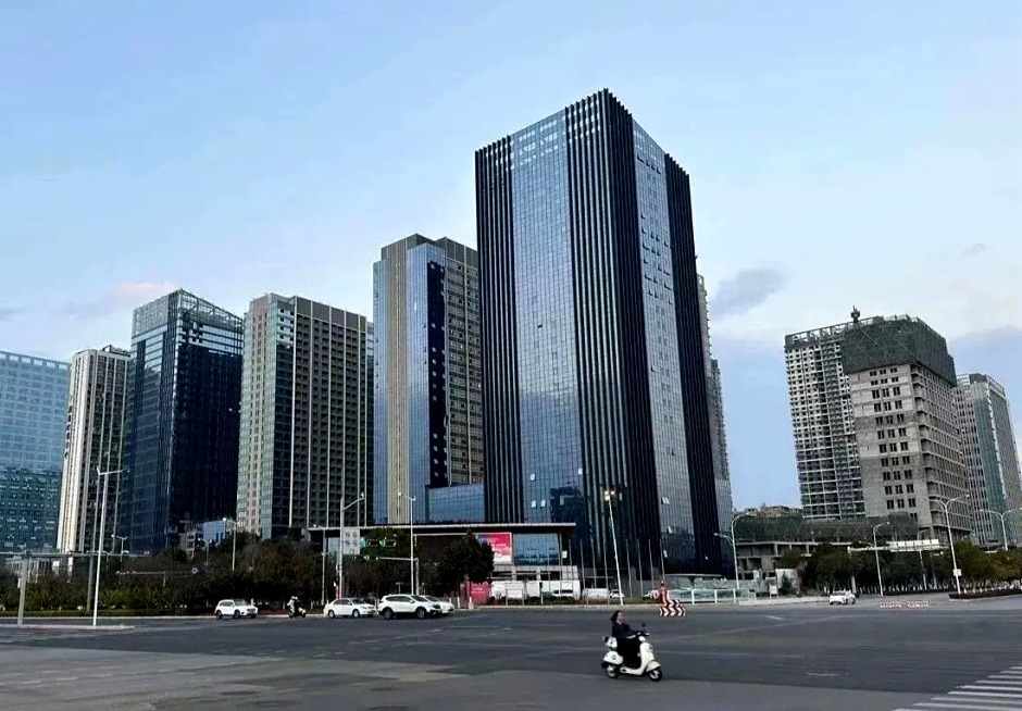 上圖中最前面的玻璃幕墻建筑就是呈貢區(qū)城投低價出售的酒店(2024年2月圖片) 上圖中最前面的玻璃幕墻建筑就是呈貢區(qū)城投低價出售的酒店(2024年2月圖片)