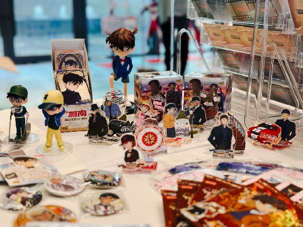 一群人在吃披薩 AI 生成的內容可能不正確。