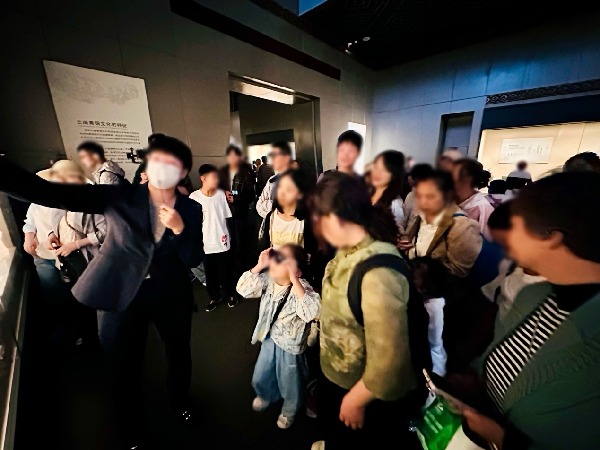 一群人在房間里 AI 生成的內容可能不正確。