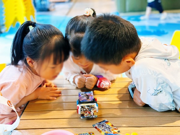 幾個小孩在桌子上 AI 生成的內容可能不正確。