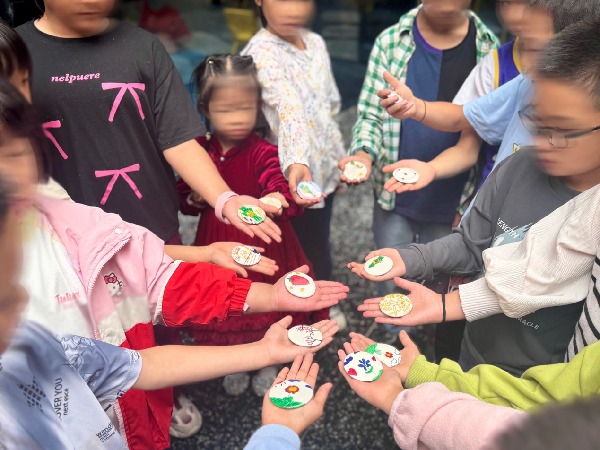 一群小孩正在玩耍 AI 生成的內容可能不正確。