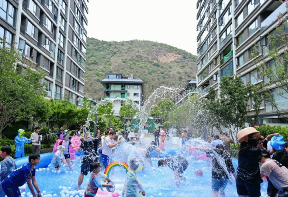 金川府組織的第二屆潑水節(jié)活動 金川府組織的第二屆潑水節(jié)活動