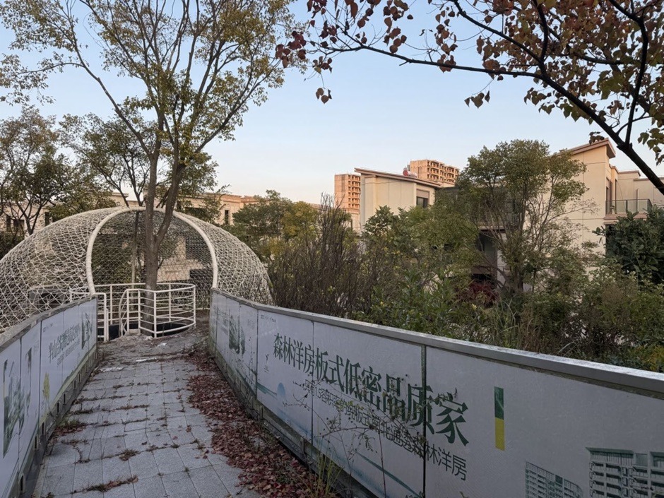 滇中樂活城廢棄的游樂區(qū) 滇中樂活城廢棄的游樂區(qū)